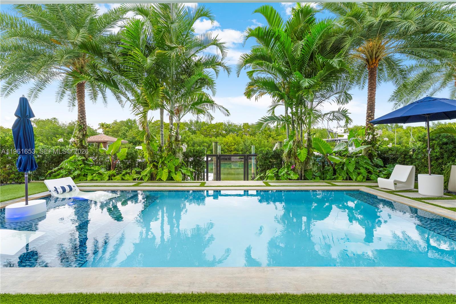 5860 Paradise Pt Dr Palmetto Bay, FL 33157