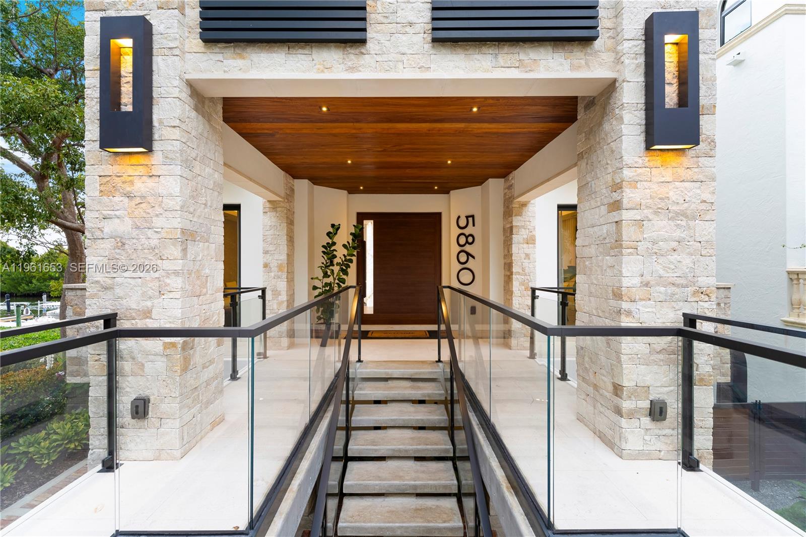 5860 Paradise Pt Dr Palmetto Bay, FL 33157