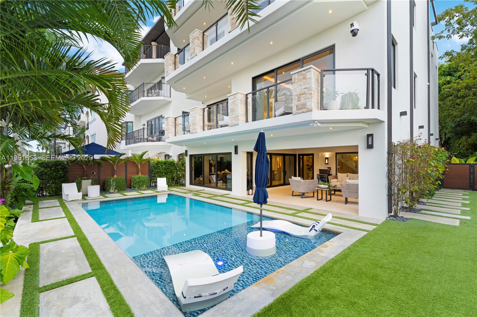 5860 Paradise Pt Dr Palmetto Bay, FL 33157