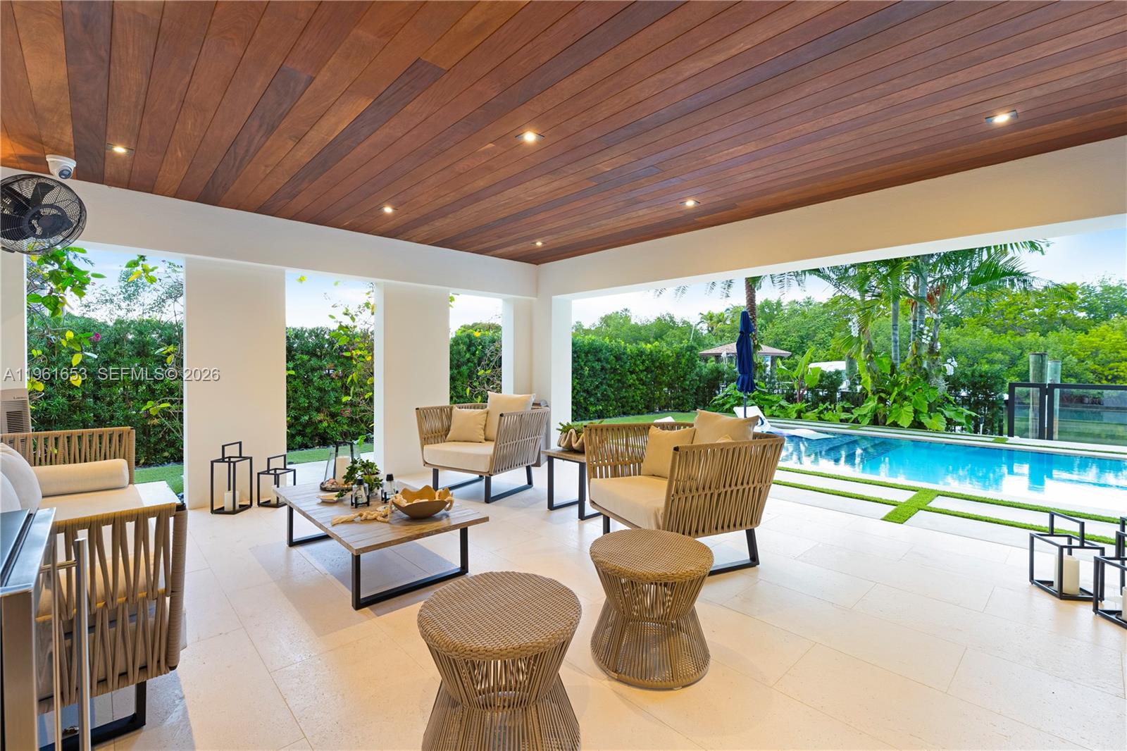 5860 Paradise Pt Dr Palmetto Bay, FL 33157