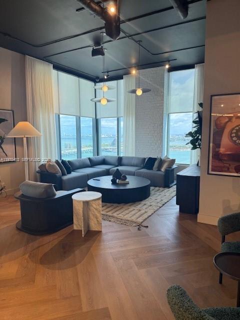 121 NE 5th St #2504 Miami, FL 33132