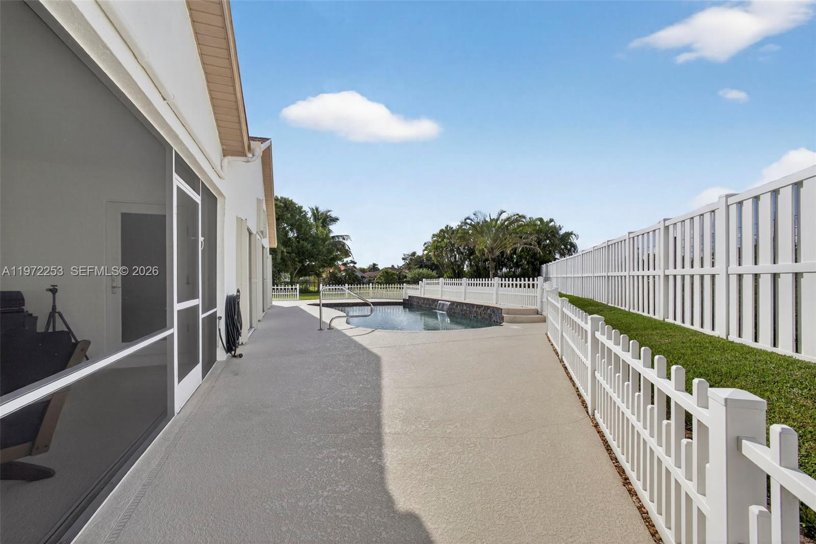 112 Camelot Ct Royal Palm Beach, FL 33411