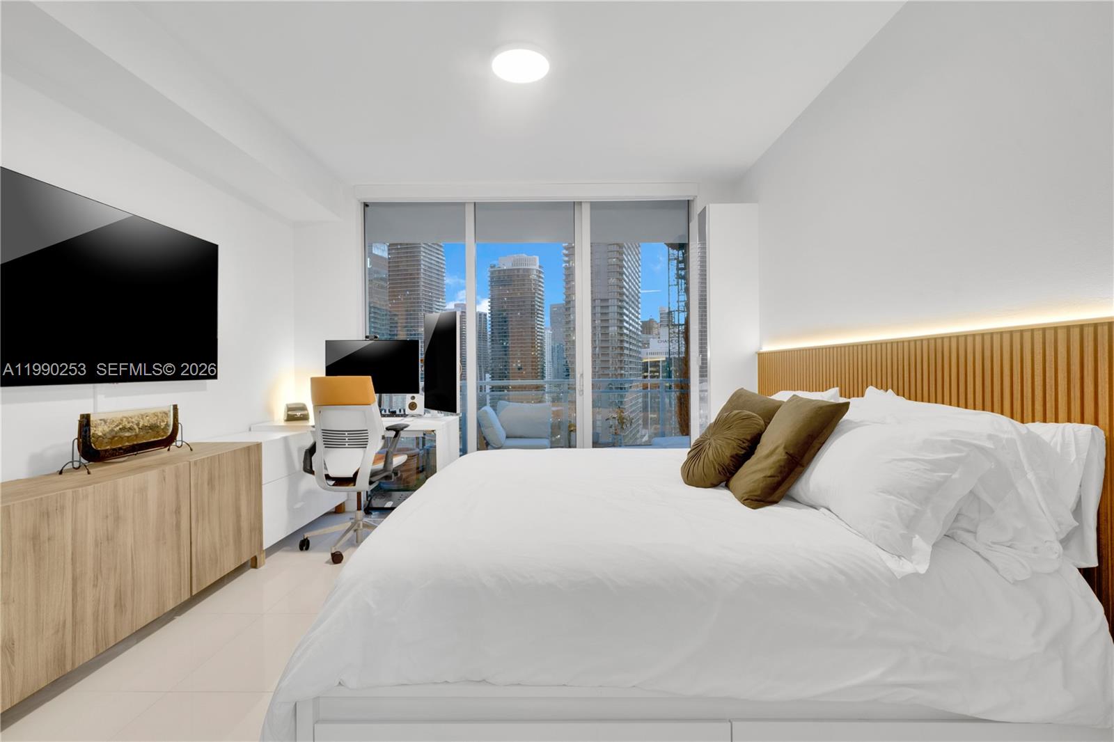 92 SW 3rd St #2802 Miami, FL 33130