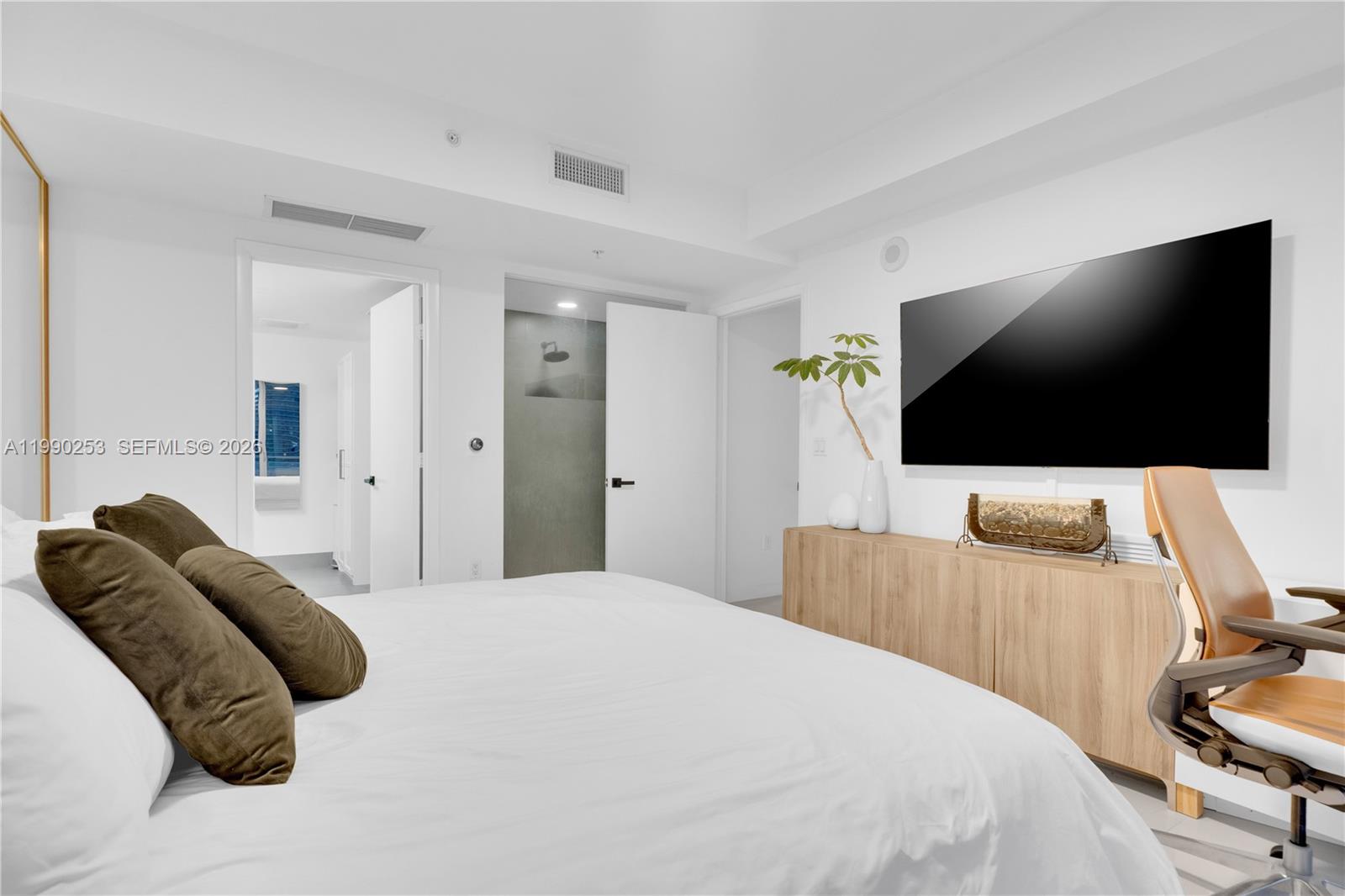 92 SW 3rd St #2802 Miami, FL 33130