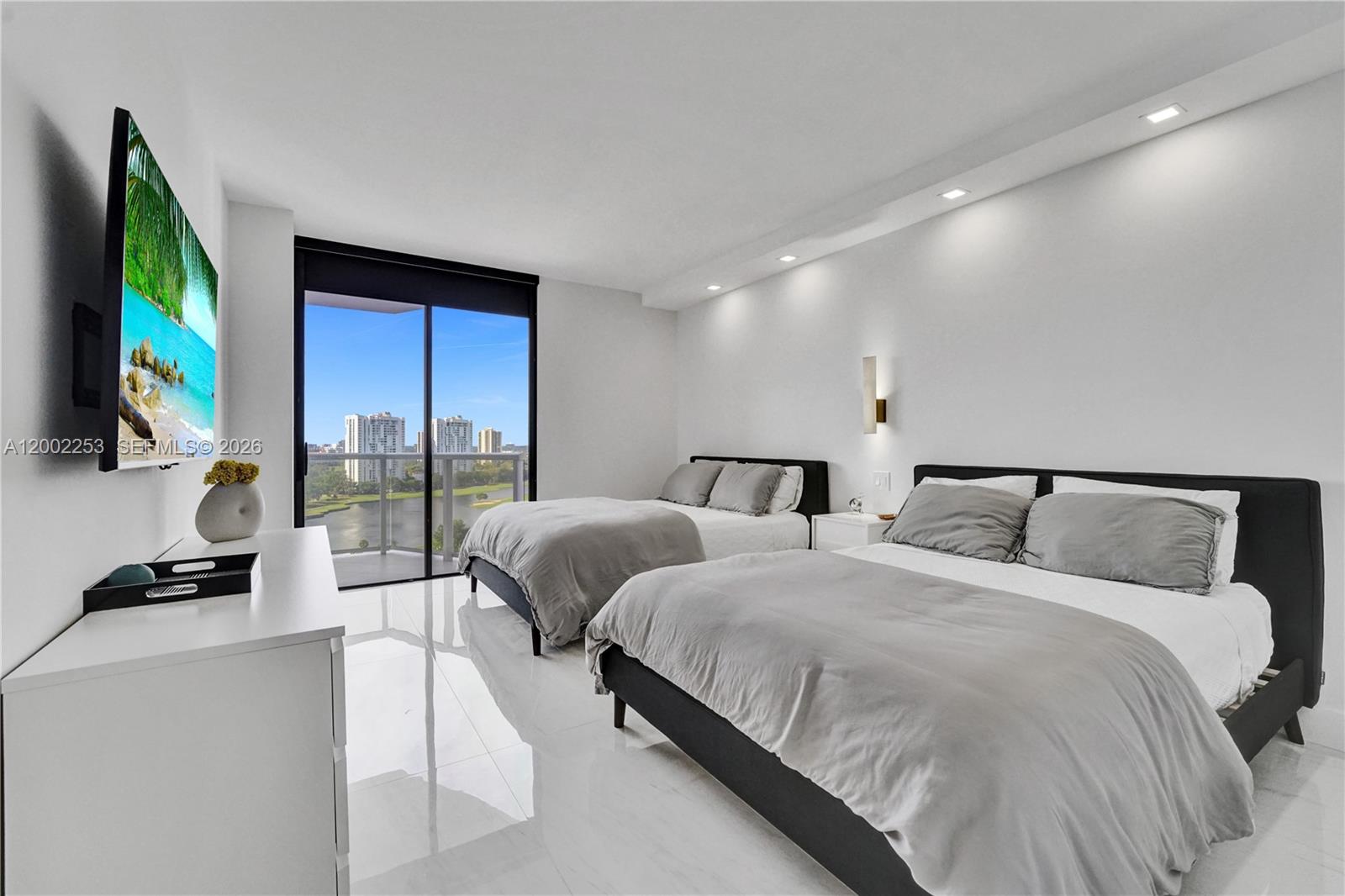 image Hamptons West7