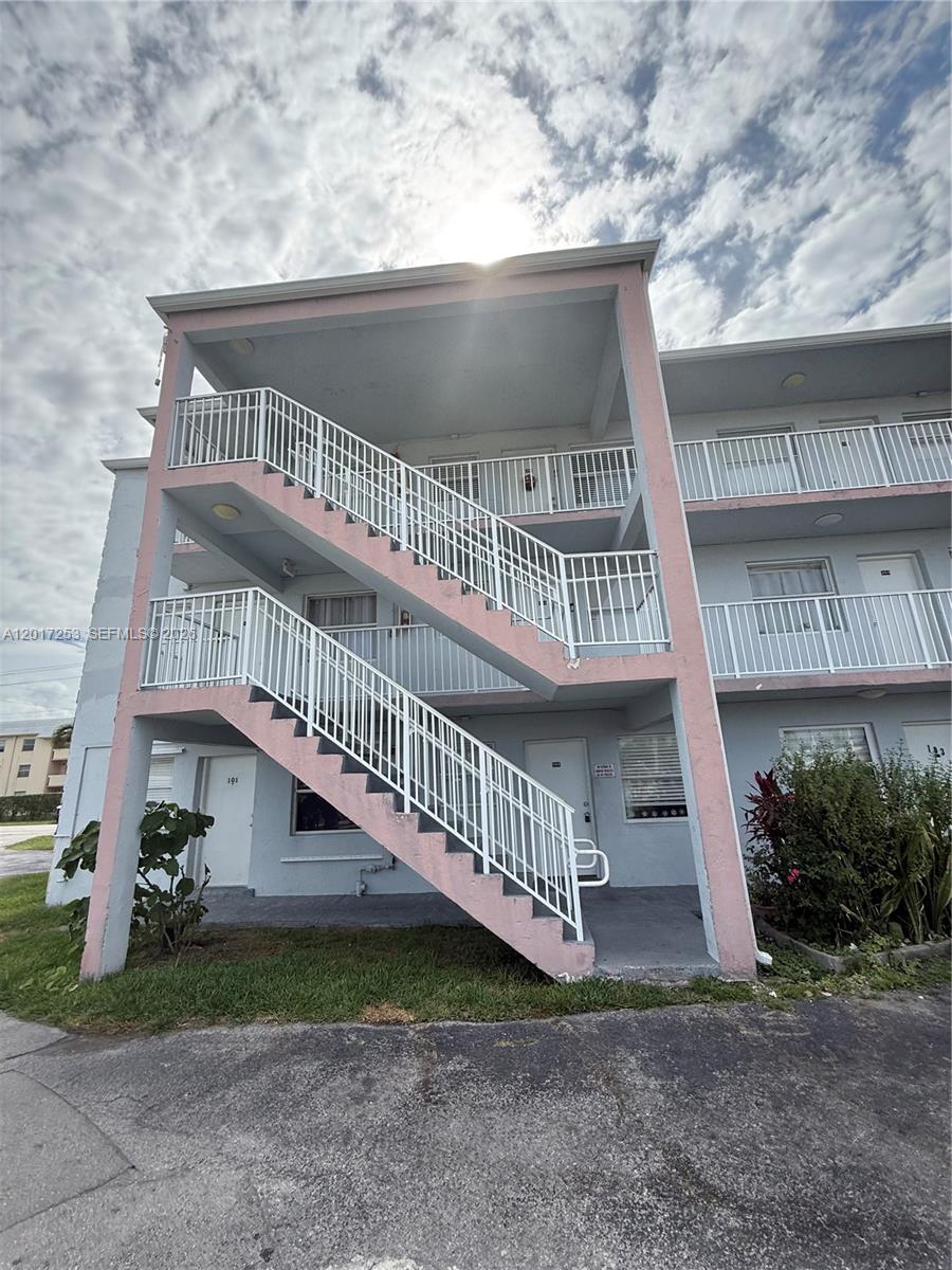7101 SW 89th Ct #305 Miami, FL 33173