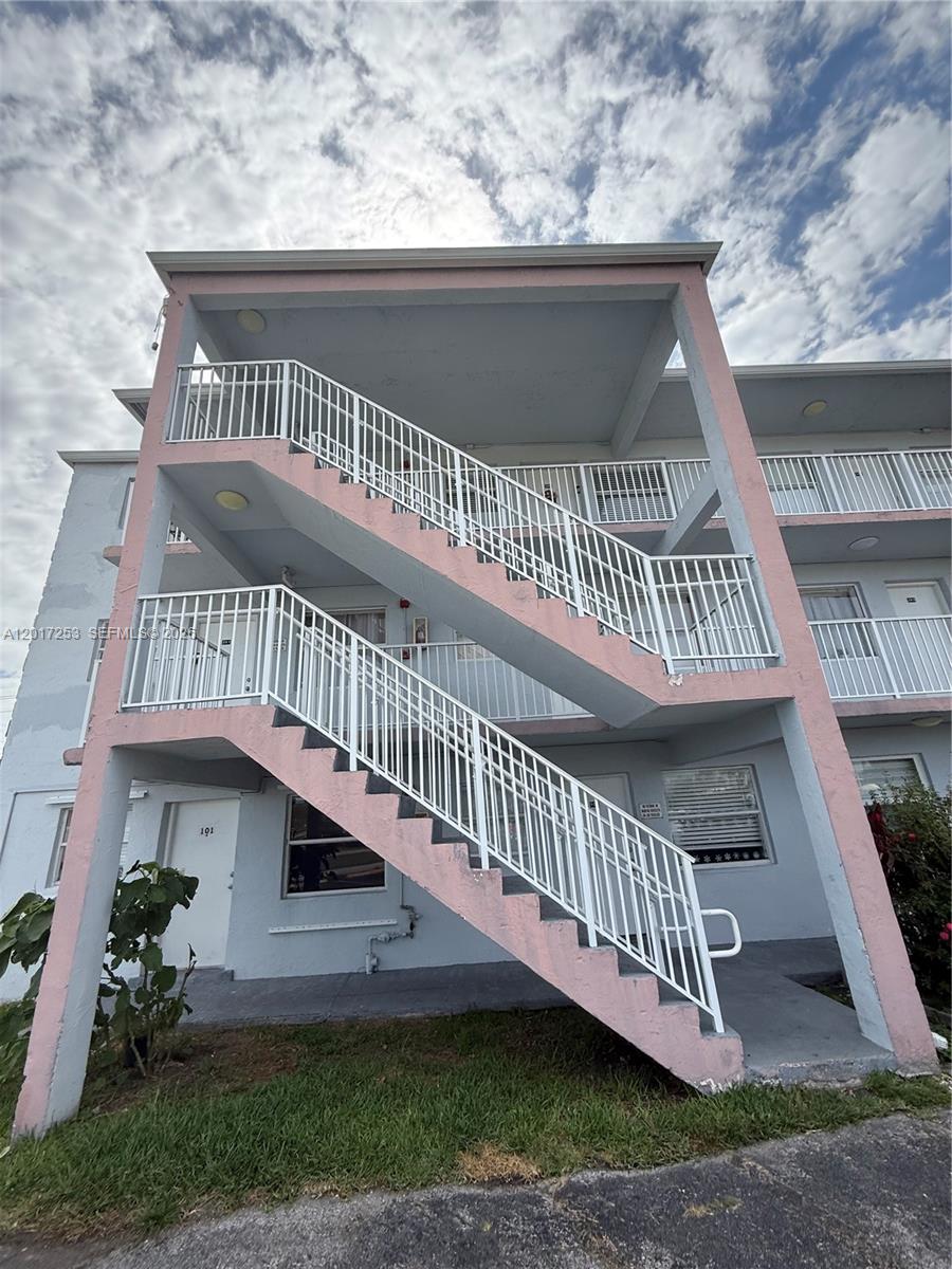 7101 SW 89th Ct #305 Miami, FL 33173