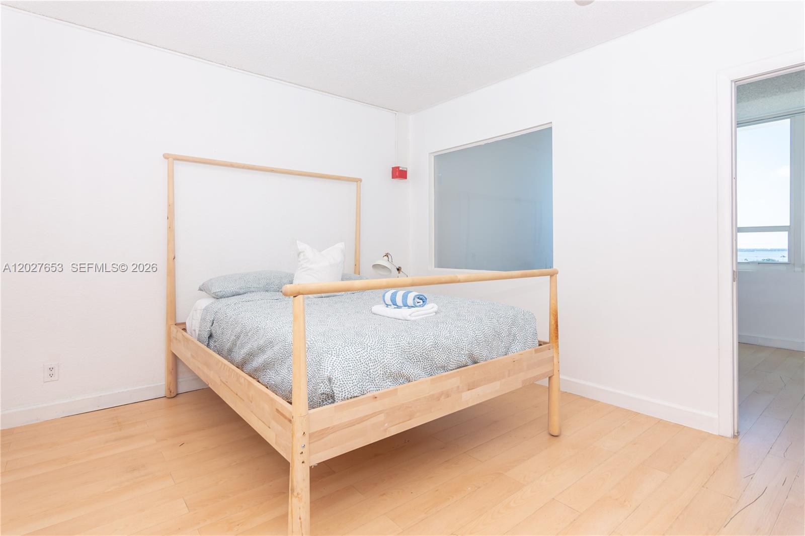 5445 Collins Ave #1105