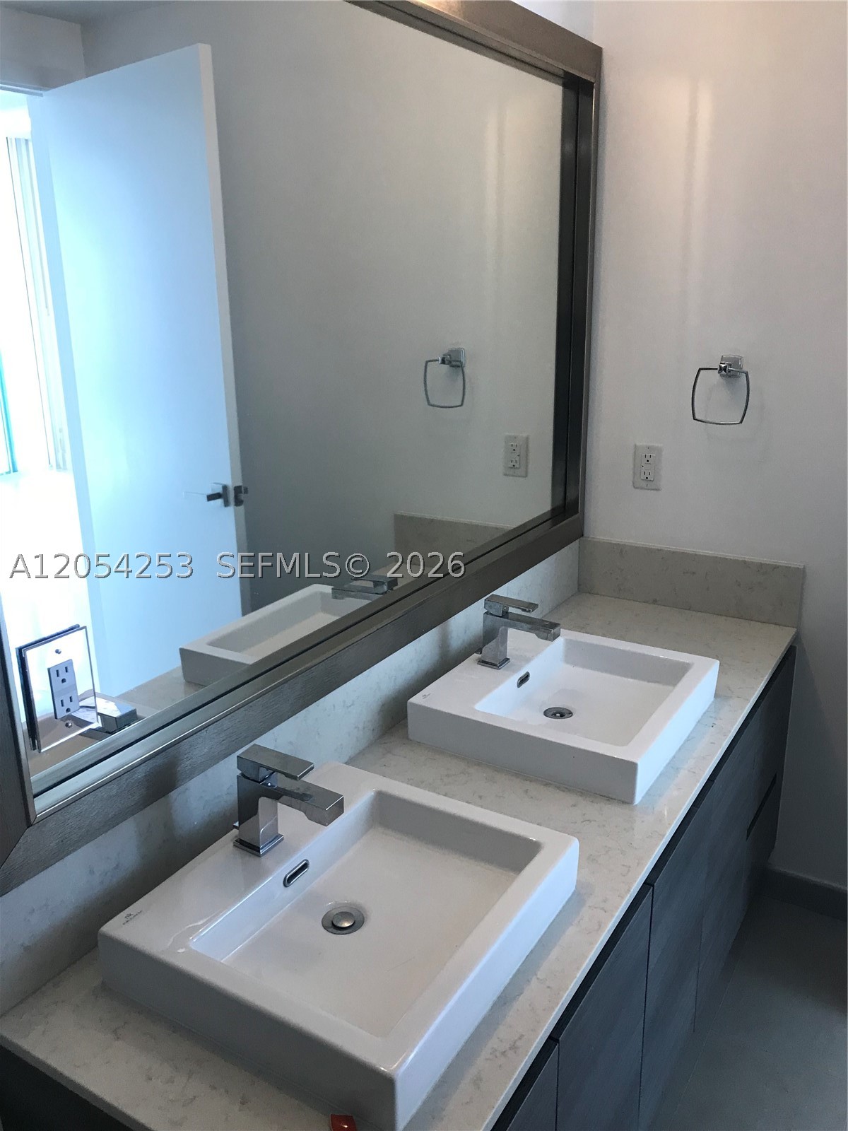 1080 Brickell Ave #1607 Miami, FL 33131