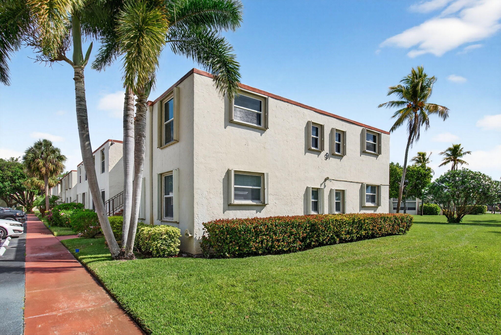 9 Willowbrook #208