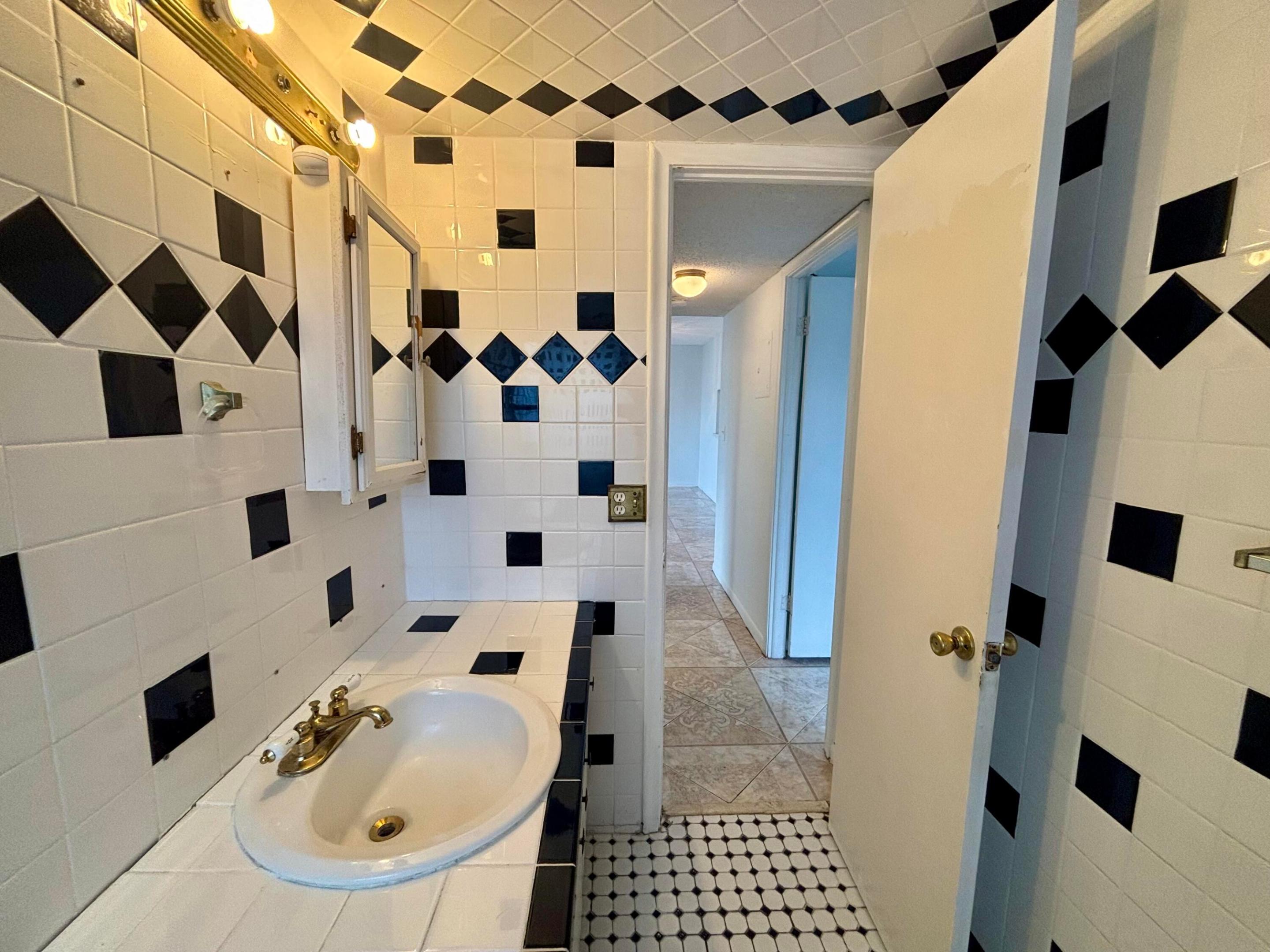 232 NE 12th #501 Hallandale Beach, FL 33009