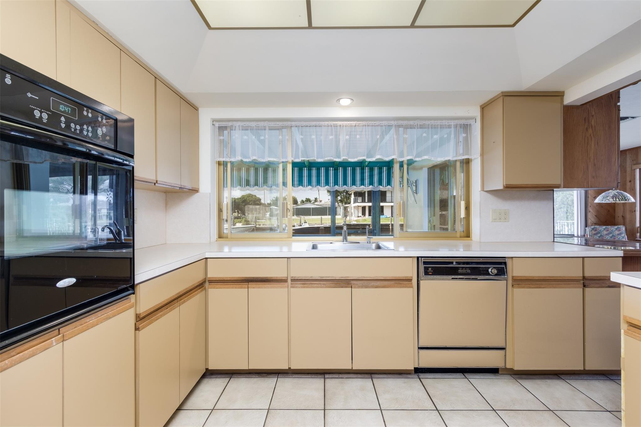 5601 Bayview Dr Fort Lauderdale, FL 33308