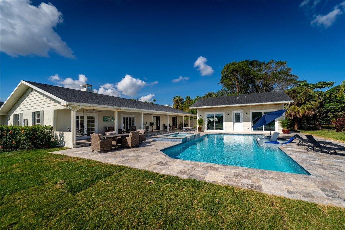 724 NW Spruce Rdg Dr