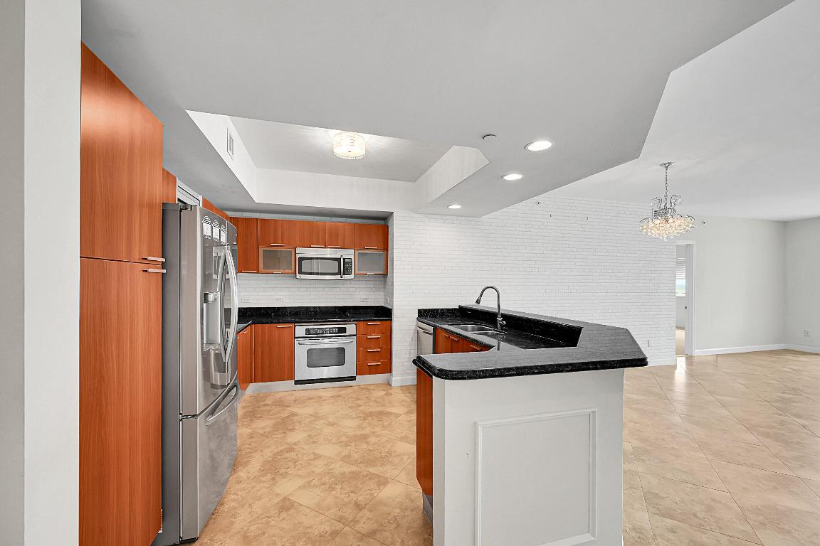 2640 Lake Shr #2011 Riviera Beach, FL 33404