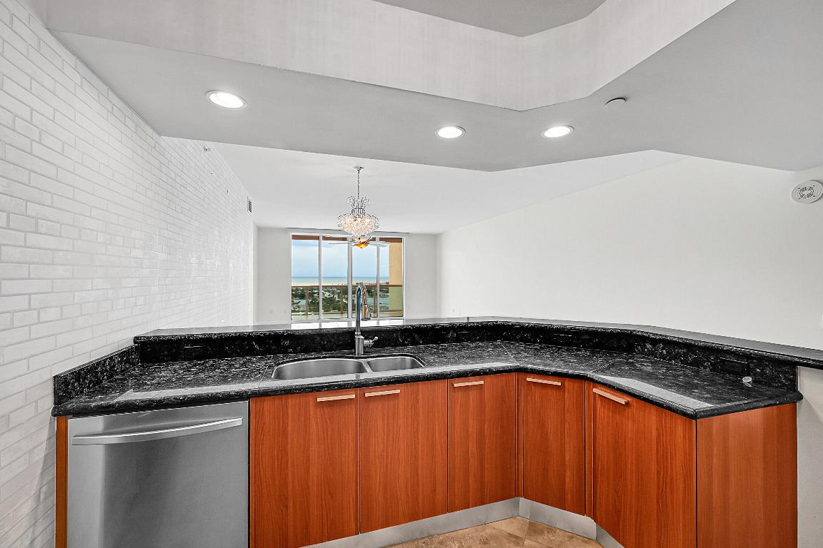 2640 Lake Shr #2011 Riviera Beach, FL 33404