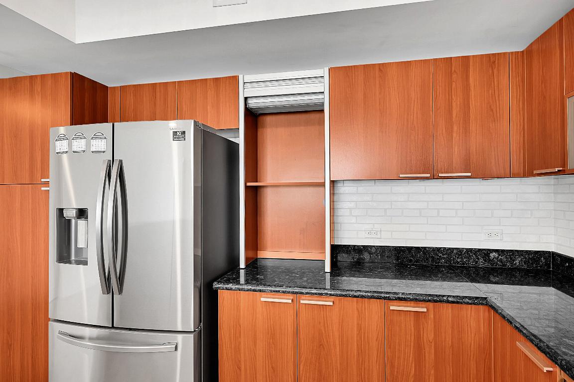 2640 Lake Shr #2011 Riviera Beach, FL 33404