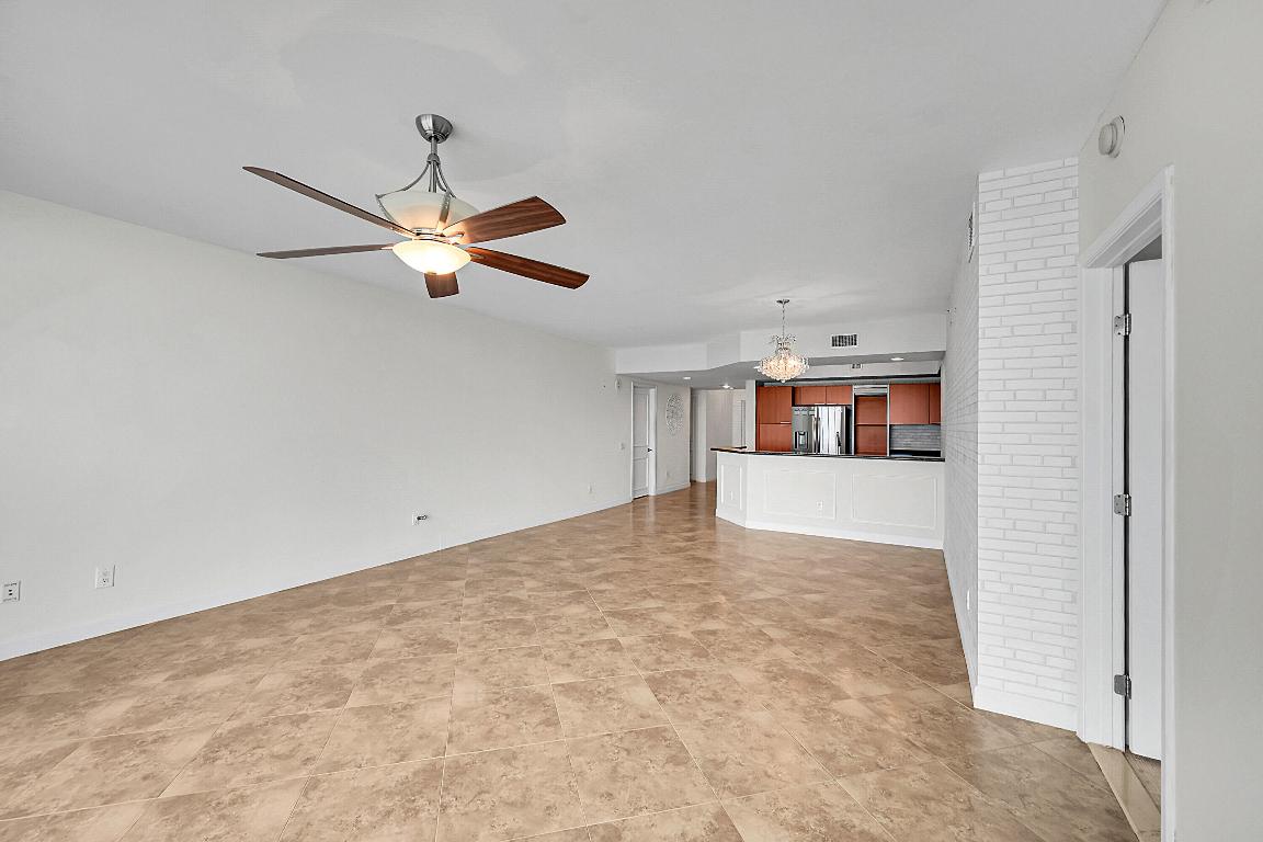 2640 Lake Shr #2011 Riviera Beach, FL 33404