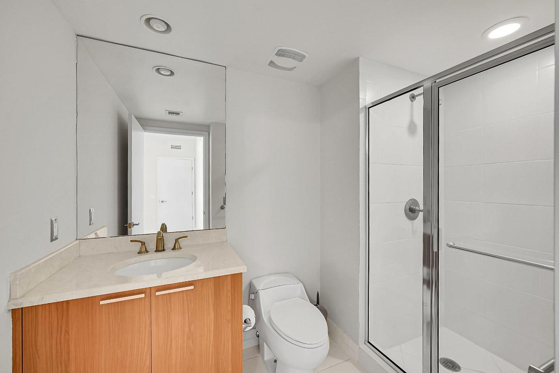 2640 Lake Shr #2011 Riviera Beach, FL 33404