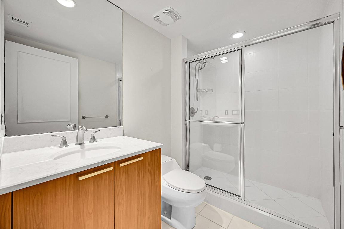 2640 Lake Shr #2011 Riviera Beach, FL 33404