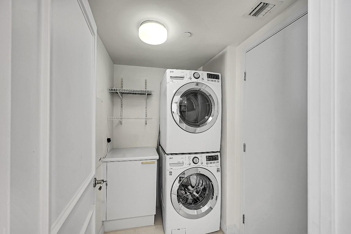 2640 Lake Shr #2011 Riviera Beach, FL 33404