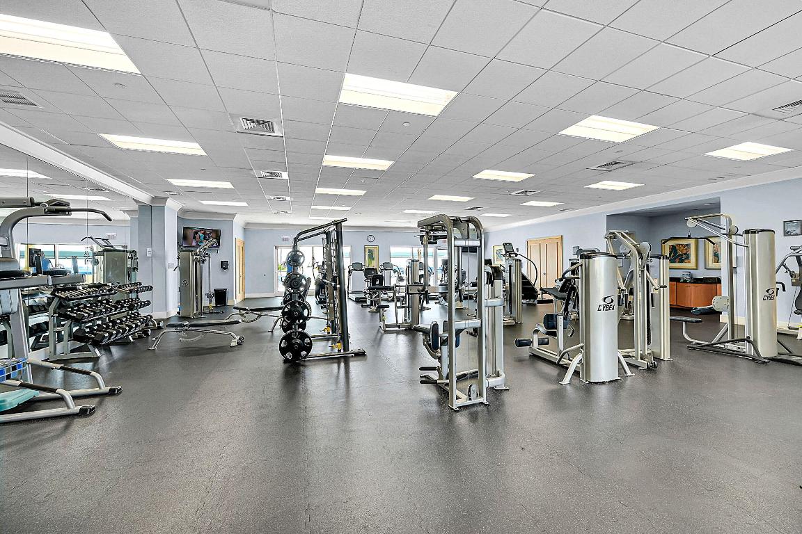 2640 Lake Shr #2011 Riviera Beach, FL 33404