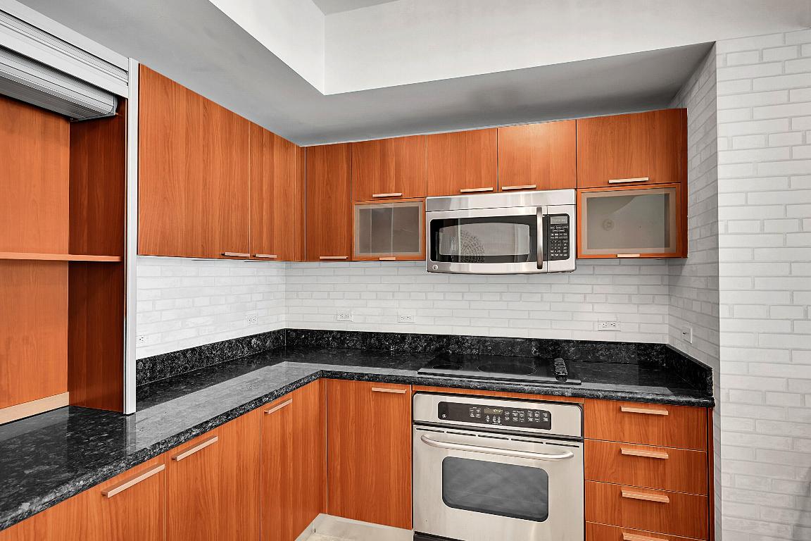 2640 Lake Shr #2011 Riviera Beach, FL 33404