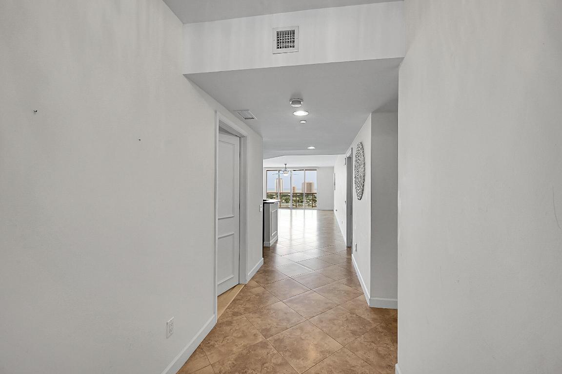 2640 Lake Shr #2011 Riviera Beach, FL 33404