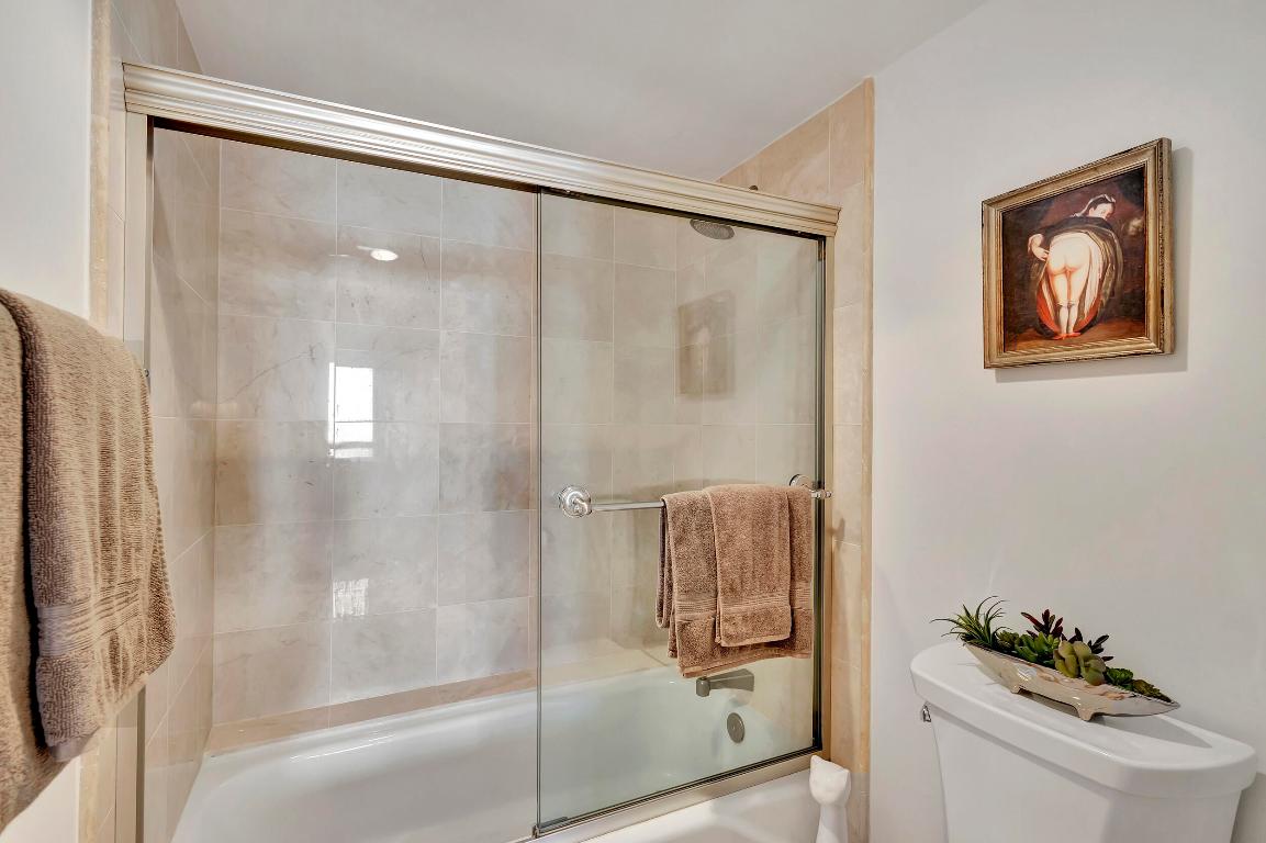 5380 N Ocean #3f Riviera Beach, FL 33404