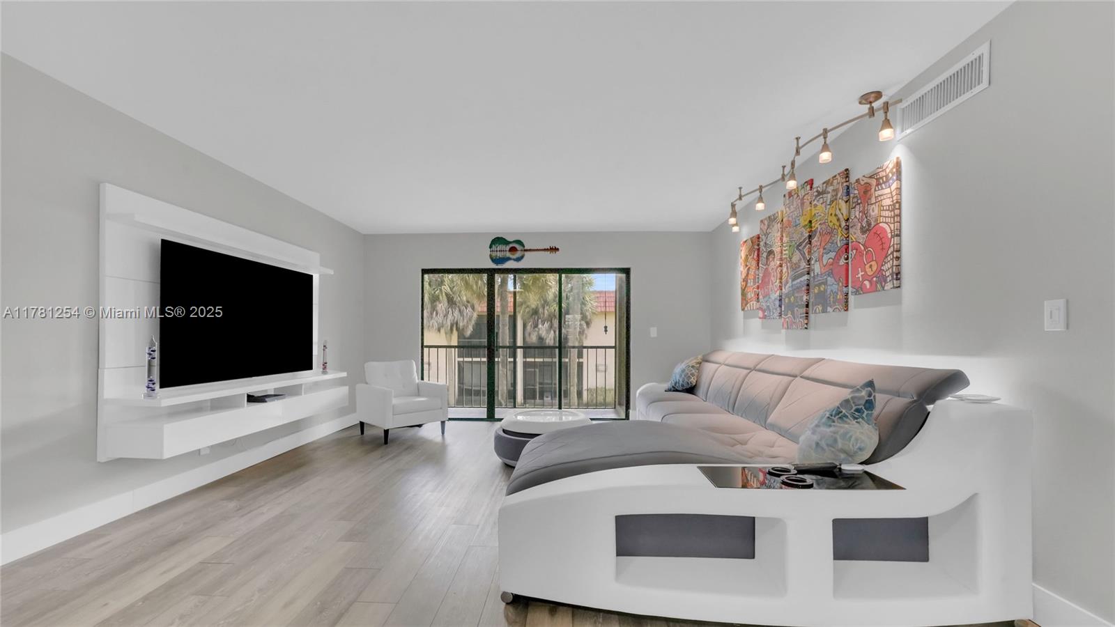 327 Lakeview Dr #203 Weston, FL 33326