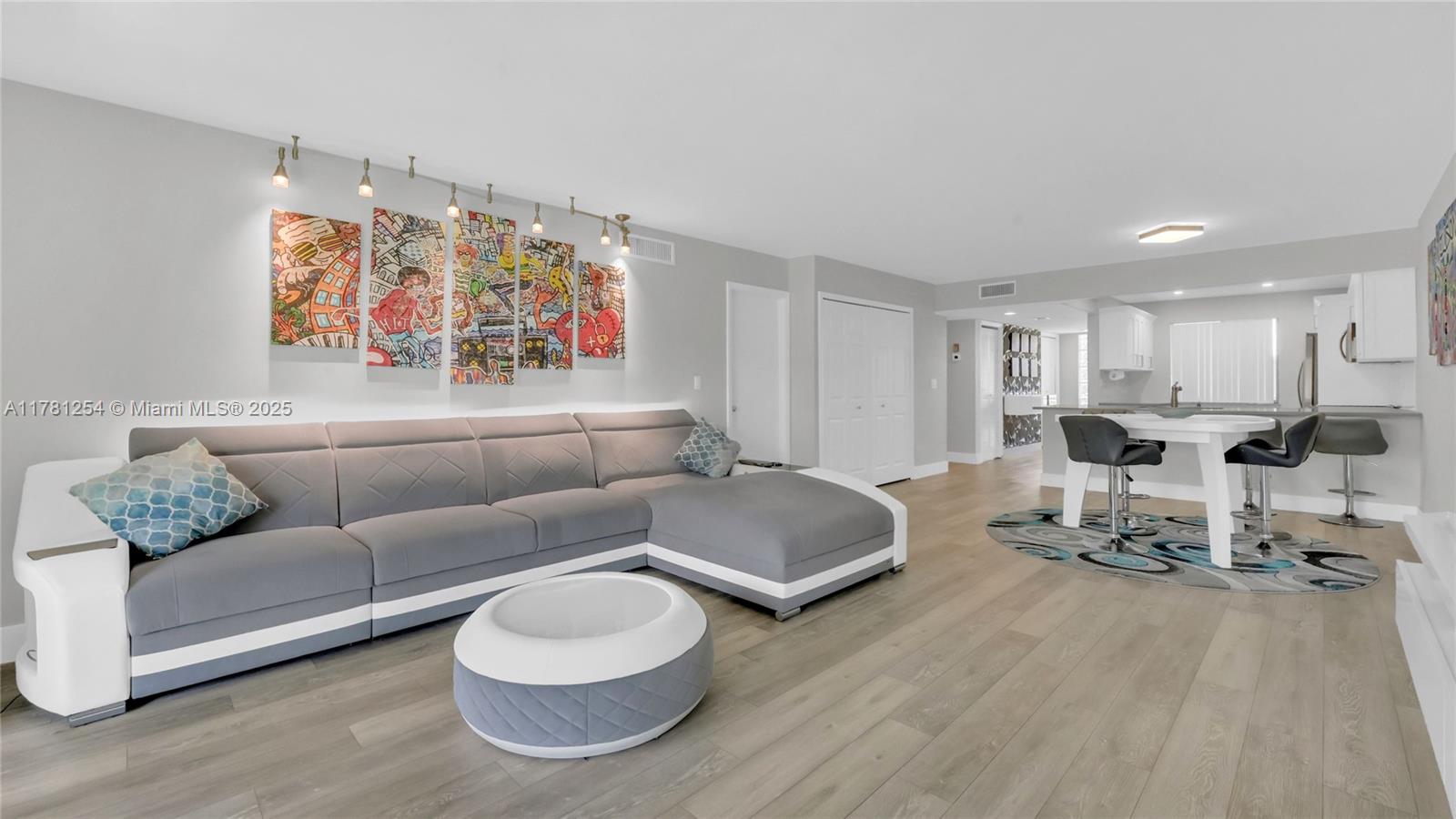 327 Lakeview Dr #203 Weston, FL 33326