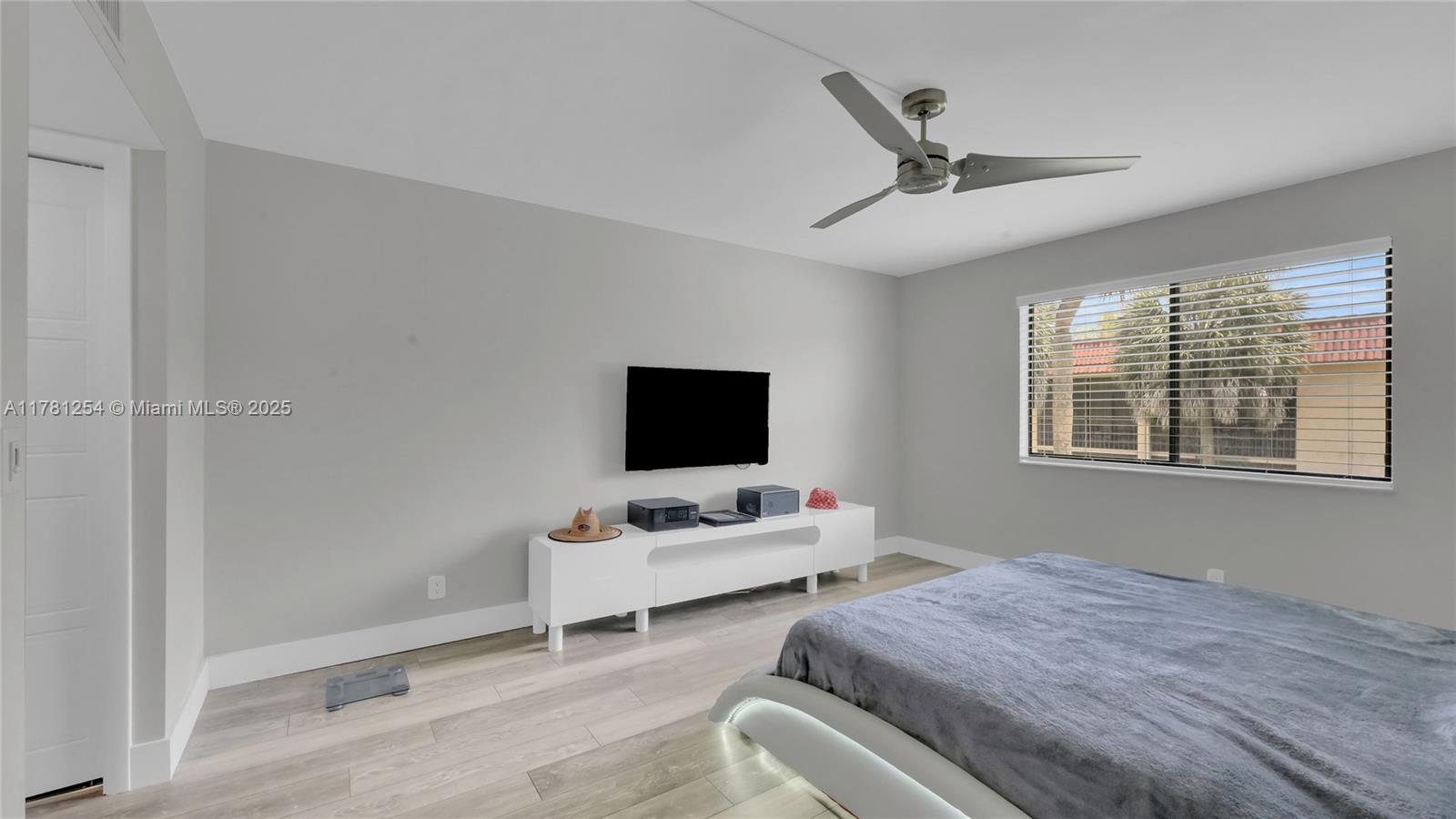 327 Lakeview Dr #203 Weston, FL 33326