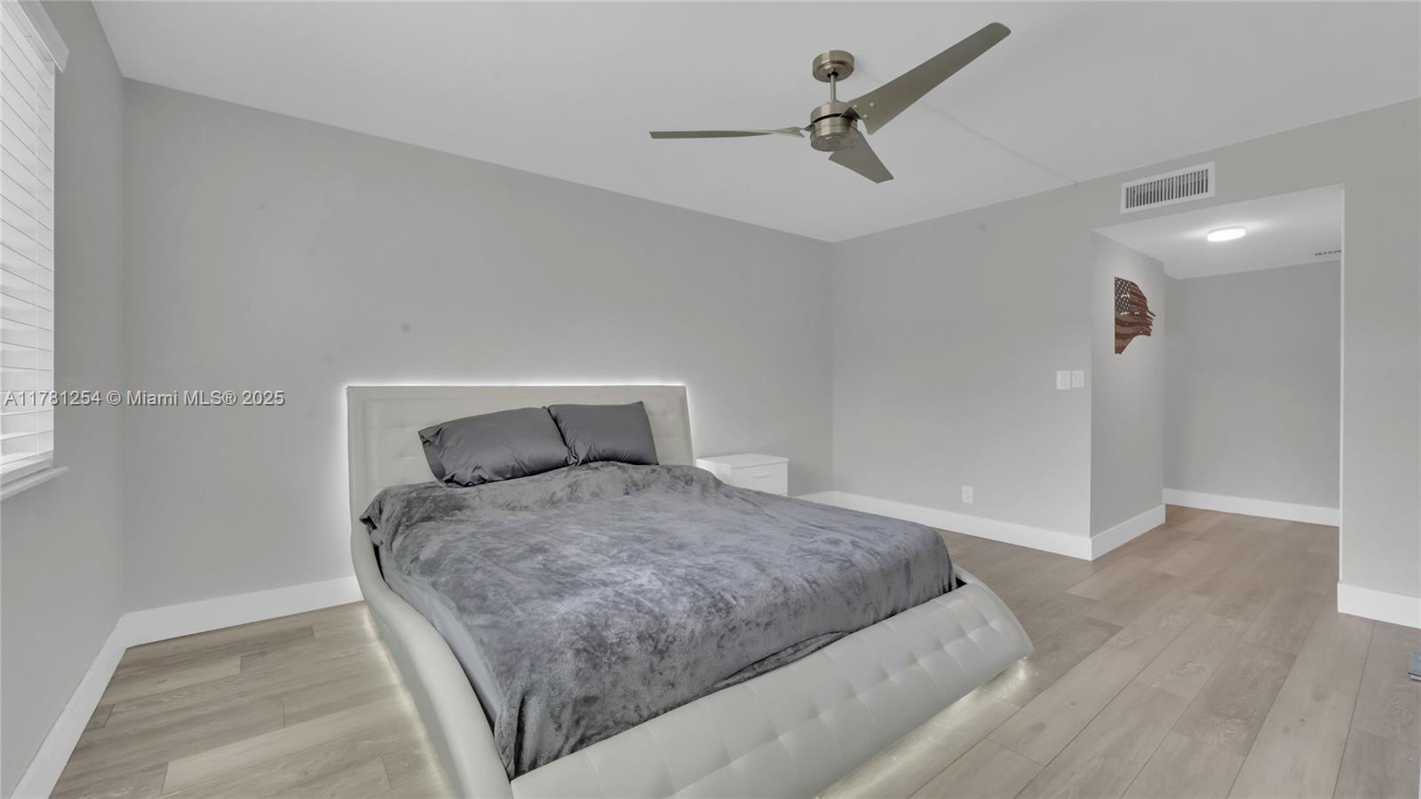 327 Lakeview Dr #203 Weston, FL 33326