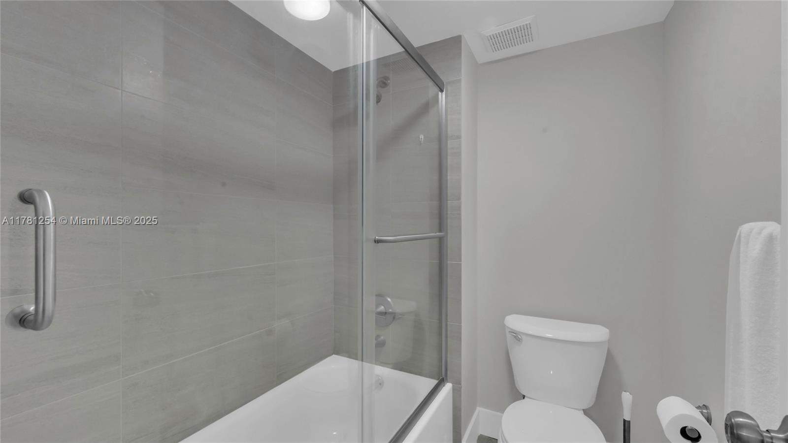 327 Lakeview Dr #203 Weston, FL 33326