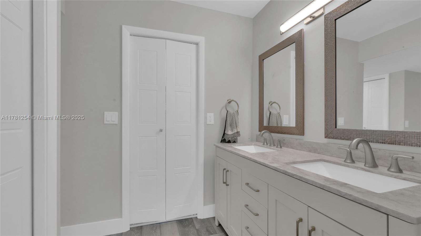 327 Lakeview Dr #203 Weston, FL 33326