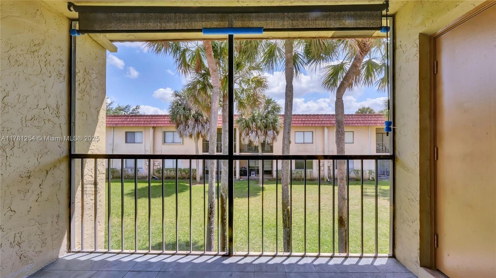 327 Lakeview Dr #203 Weston, FL 33326