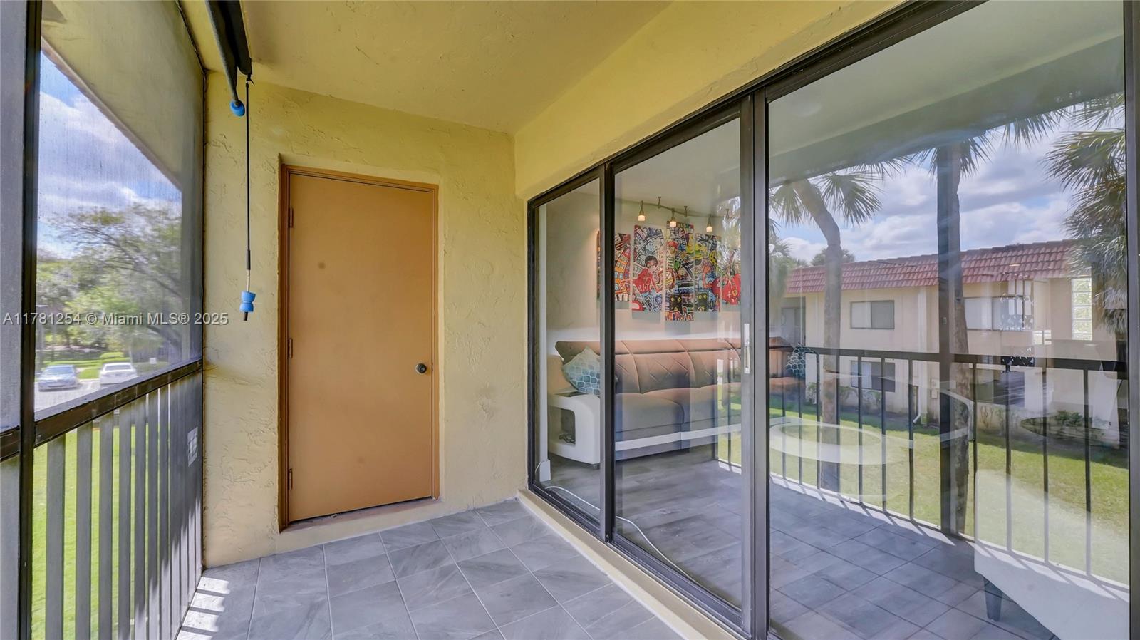 327 Lakeview Dr #203 Weston, FL 33326