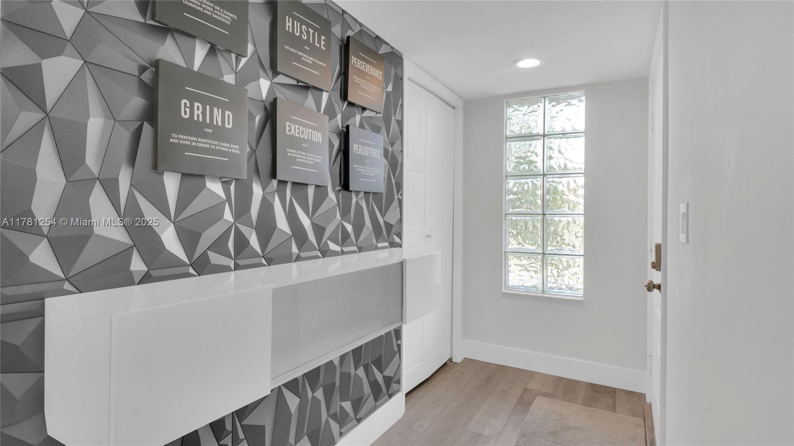 327 Lakeview Dr #203 Weston, FL 33326