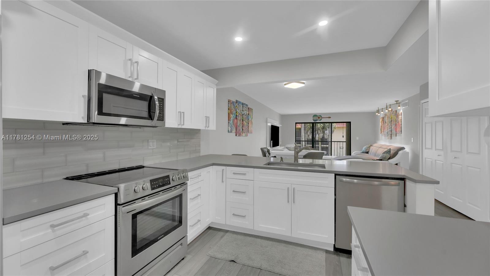 327 Lakeview Dr #203 Weston, FL 33326