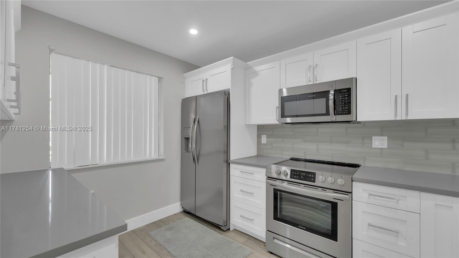 327 Lakeview Dr #203 Weston, FL 33326