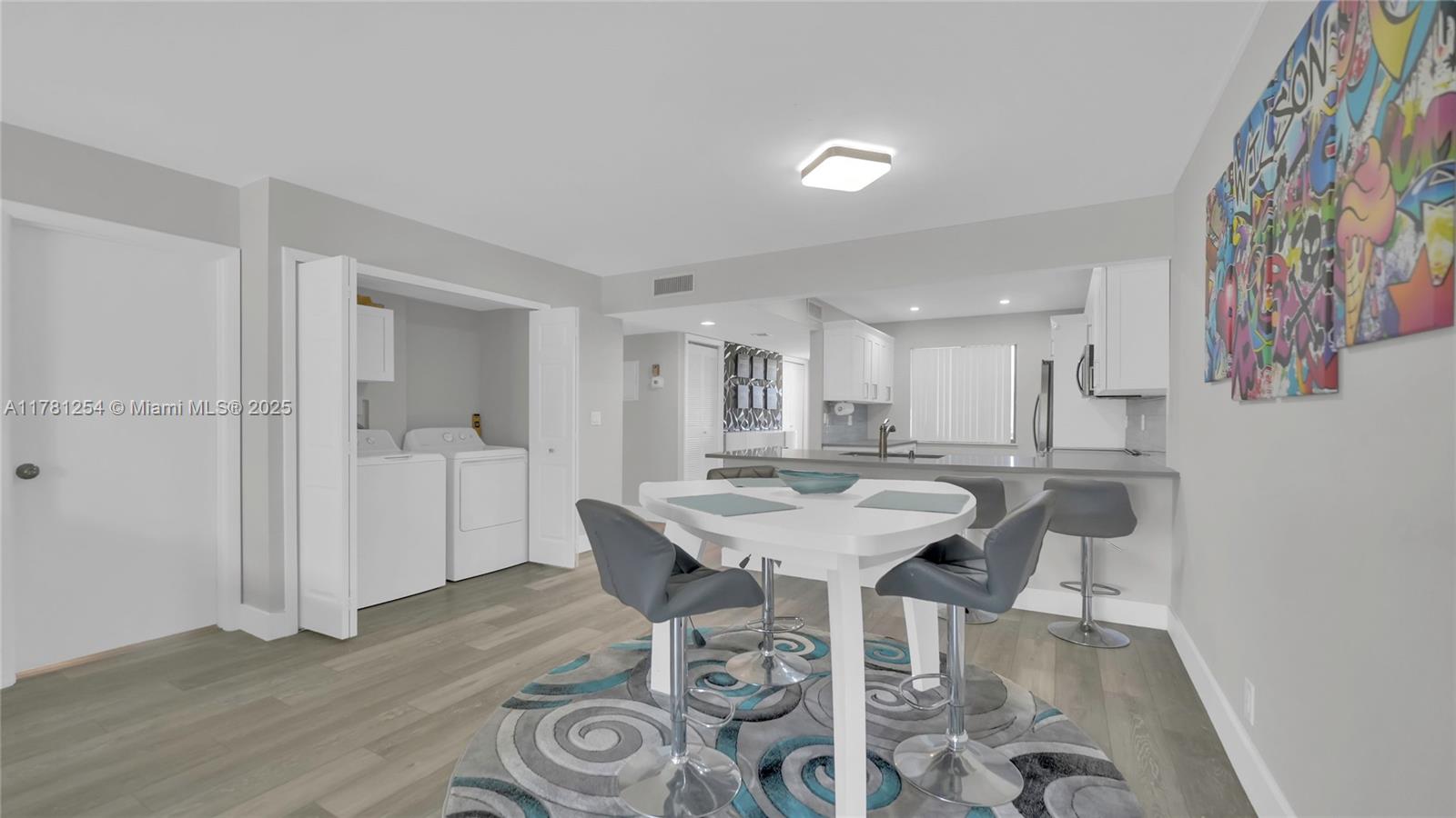 327 Lakeview Dr #203 Weston, FL 33326