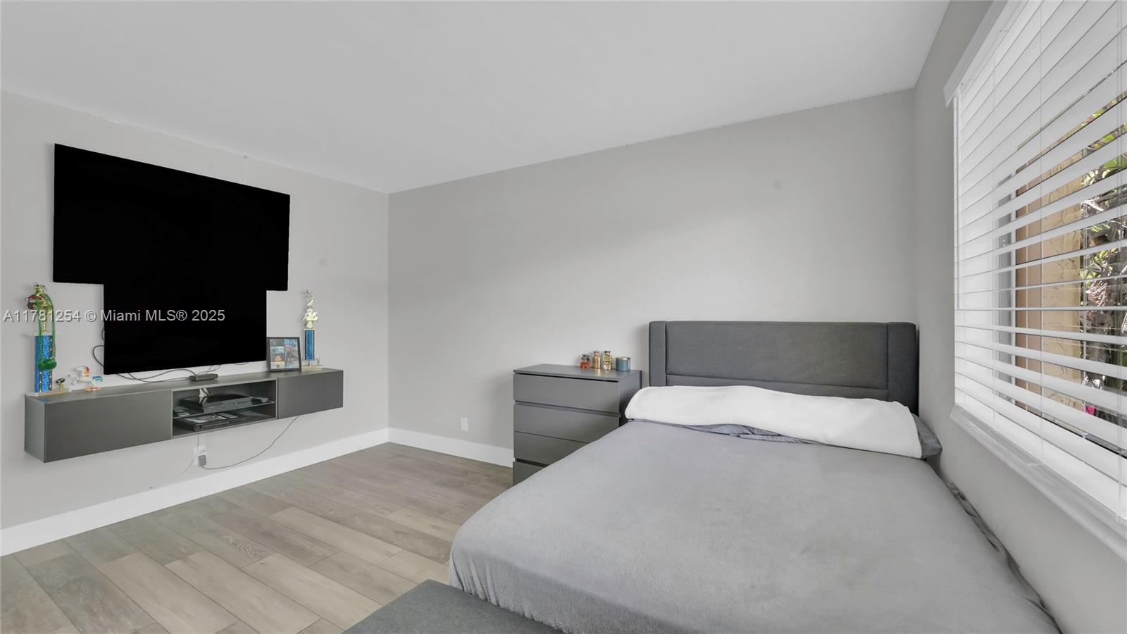 327 Lakeview Dr #203 Weston, FL 33326