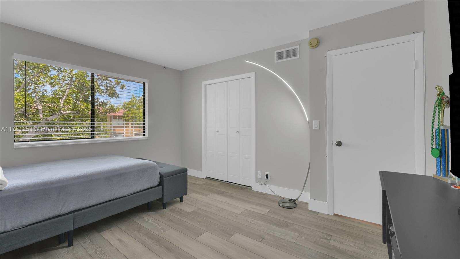 327 Lakeview Dr #203 Weston, FL 33326