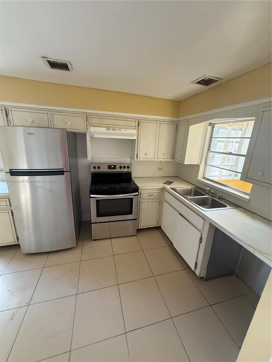 7193-7195 Pembroke Rd Pembroke Pines, FL 33023