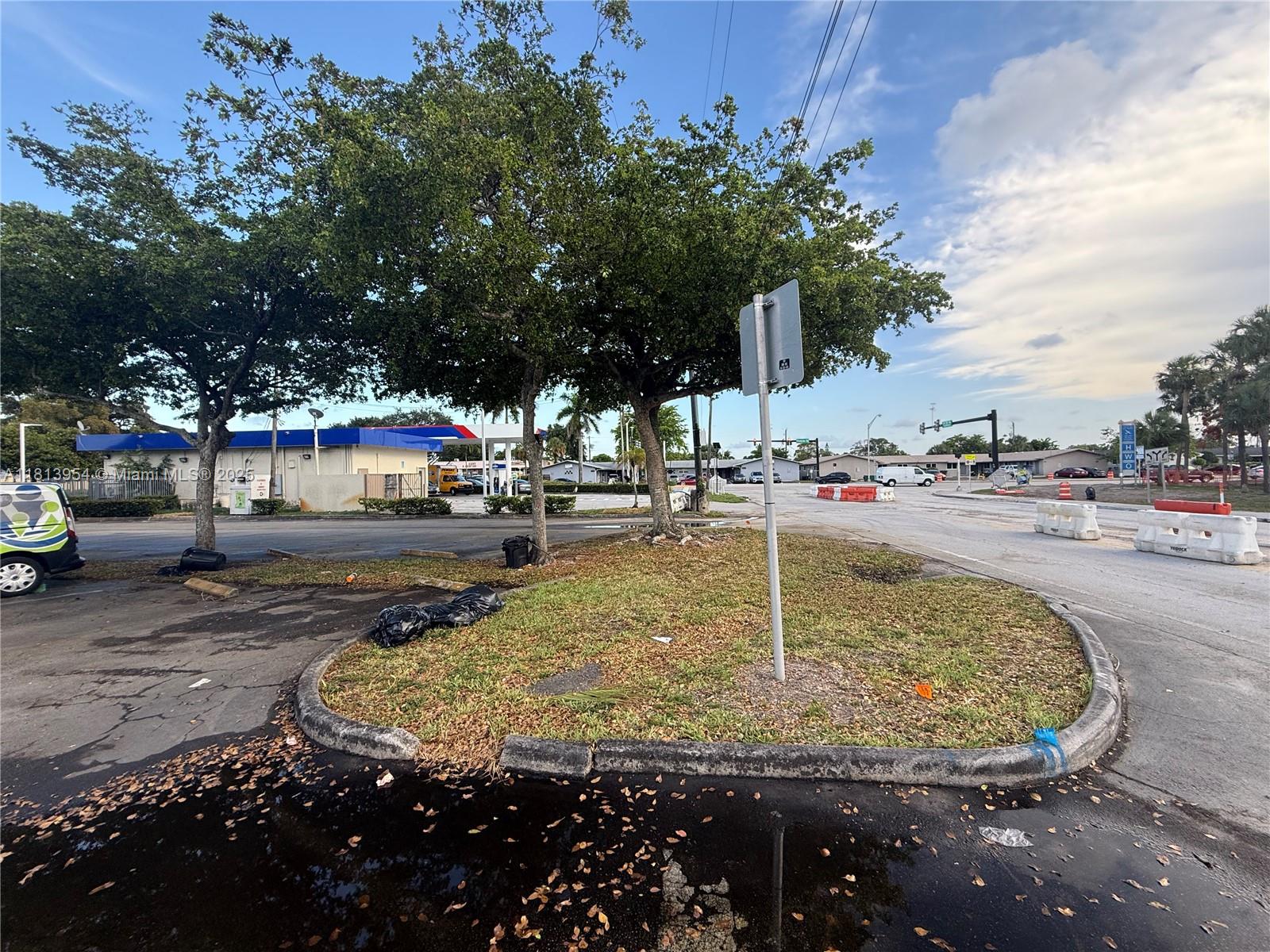 7193-7195 Pembroke Rd Pembroke Pines, FL 33023