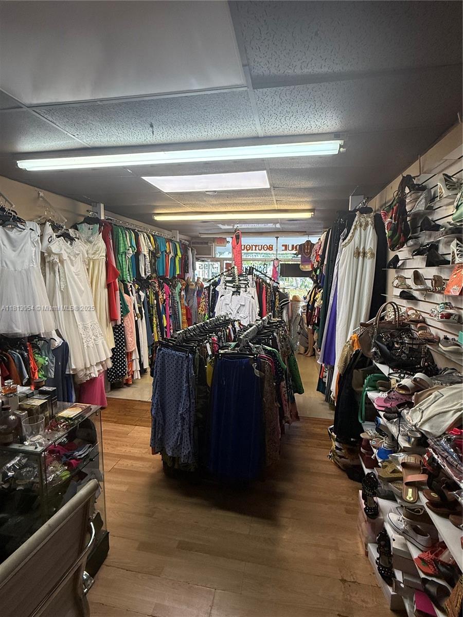 7193-7195 Pembroke Rd Pembroke Pines, FL 33023