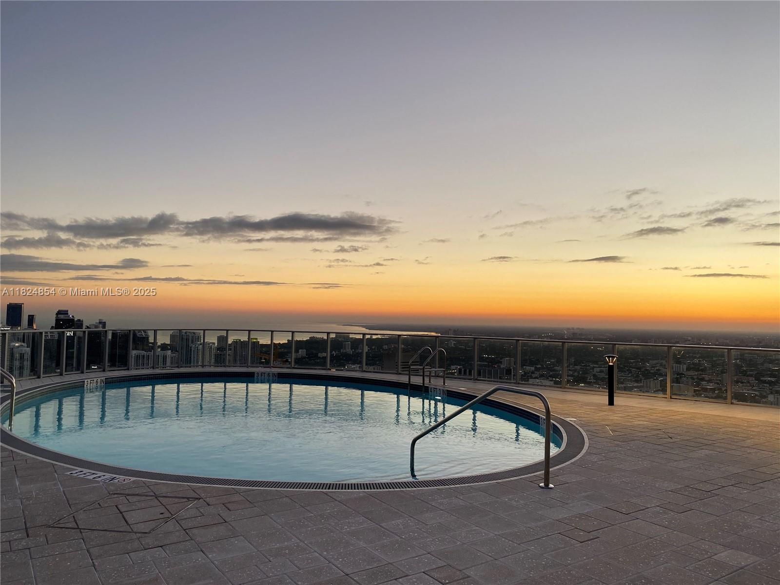 image Paramount Miami Worldcent35