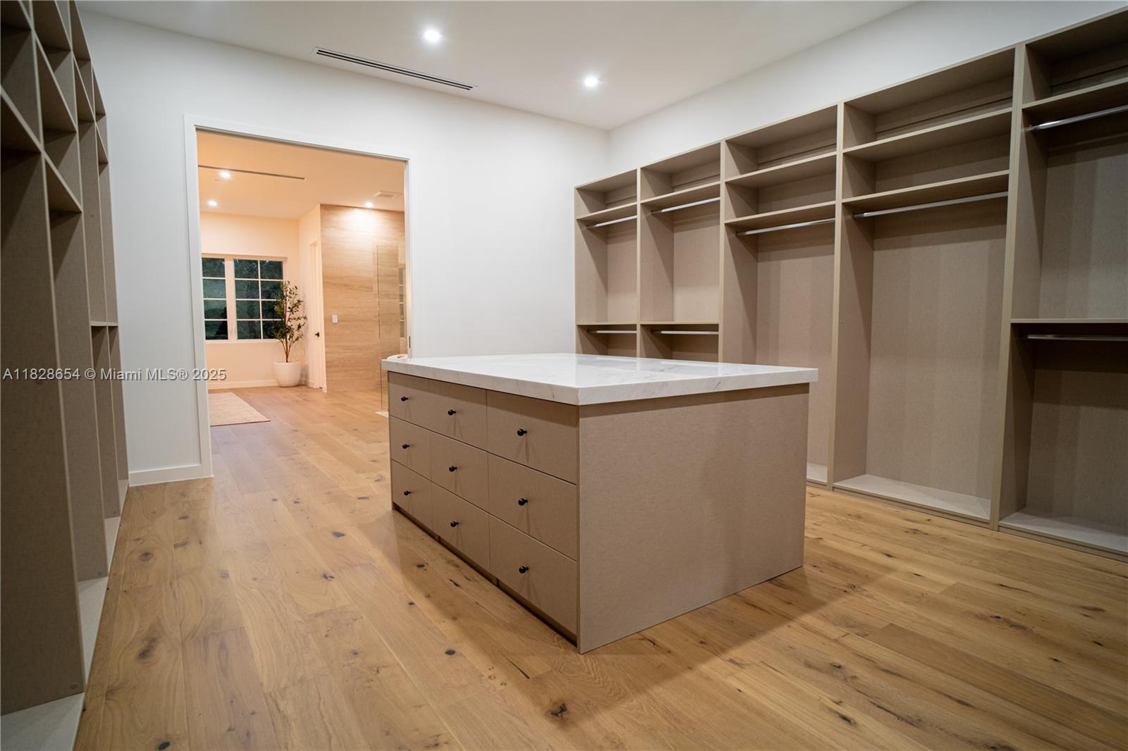 7605 SW 71st Ave Miami, FL 33143