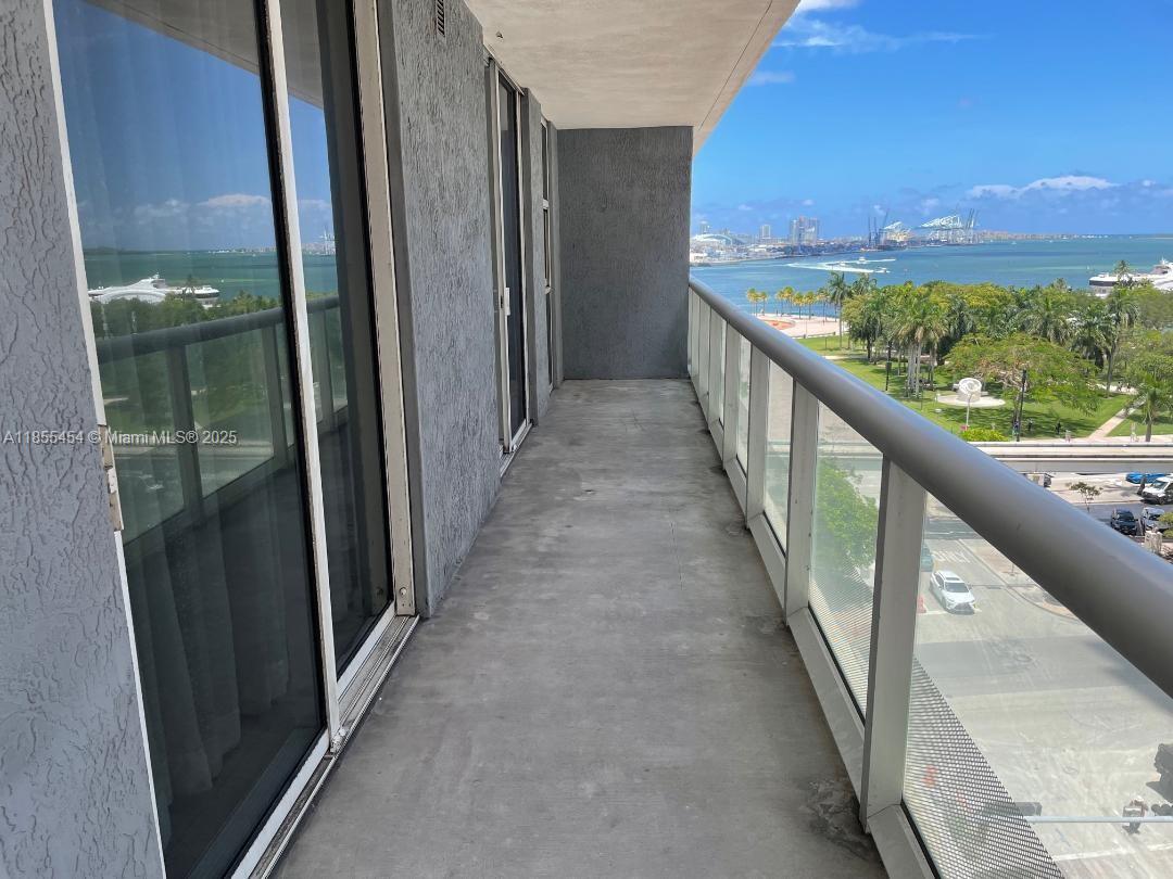 50 Biscayne Blvd #814