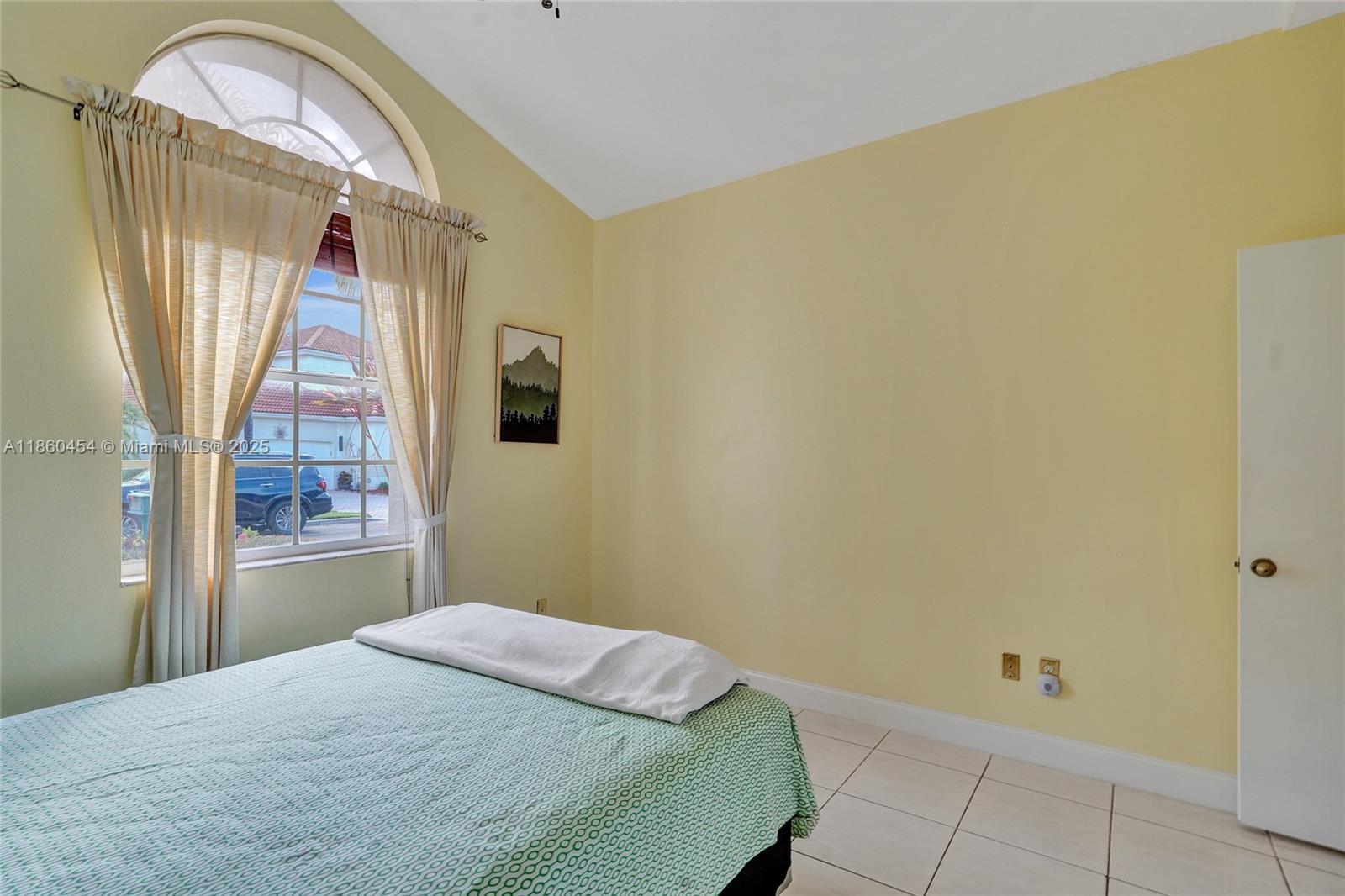 1485 W Lacosta Dr W Pembroke Pines, FL 33027