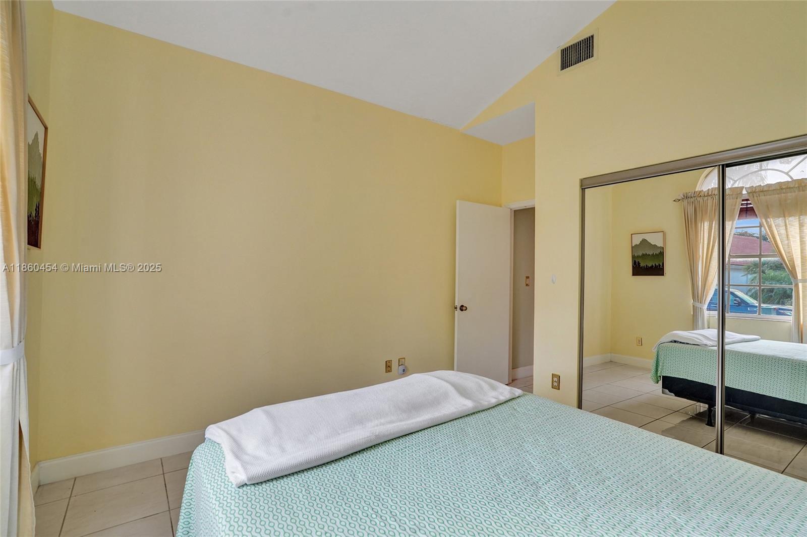 1485 W Lacosta Dr W Pembroke Pines, FL 33027